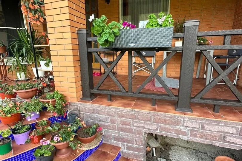 Один материал, который сразу сделал террасу и крыльцо дороже на вид