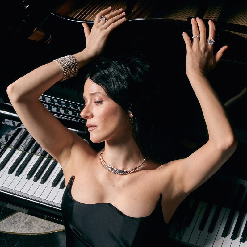 Ольга Лерман в браслете и кольцах Mercury Classic; в серьгах, кольце и колье FerriFirenze Soffio