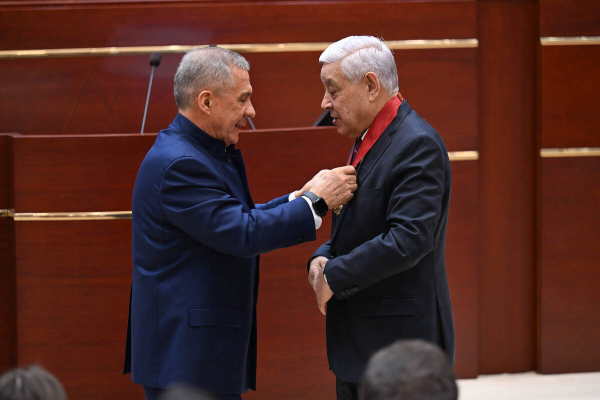 Раис Татарстана Рустам Минниханов, вручает Фариду Мухаметшину Орден ,,За заслуги перед Отечеством'' 2 степени. Фото: Пресс - служба Раиса РТ