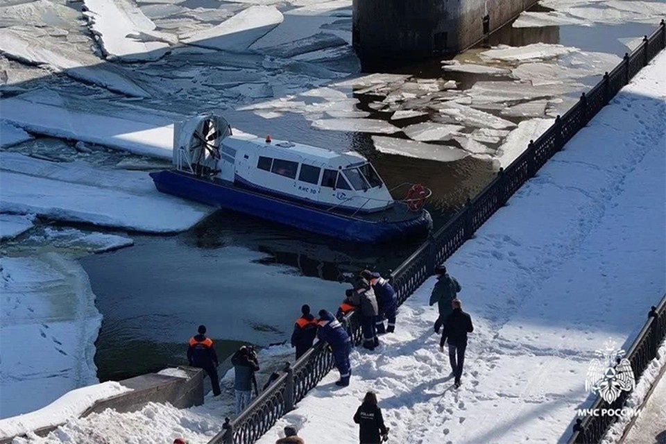    В районе Октябрьского моста МЧС и «Ярэнерго» «спасали» человека. ФОТО: ГУ МЧС РФ по ЯО