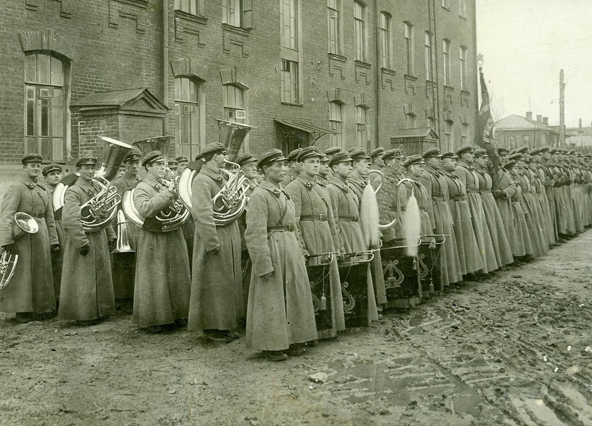 Торжественное построение личного состава Школы по подготовке командного состава Охраны Путей Сообщения НКПС, г. Москва, район Лефортово. 