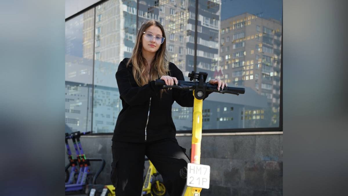    Москвичка Ольга Шкрид на прокатном самокате в Люблине / Фото: Пелагия Замятина / Вечерняя Москва