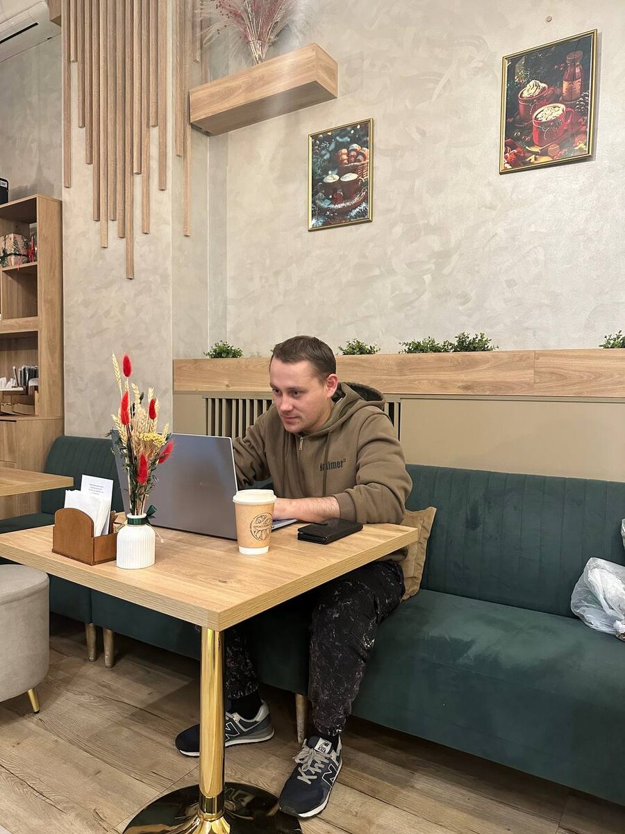 За этим ноутбуком я писал посты, экспериментировал с ИИ и собирал первых 170 подписчиков.