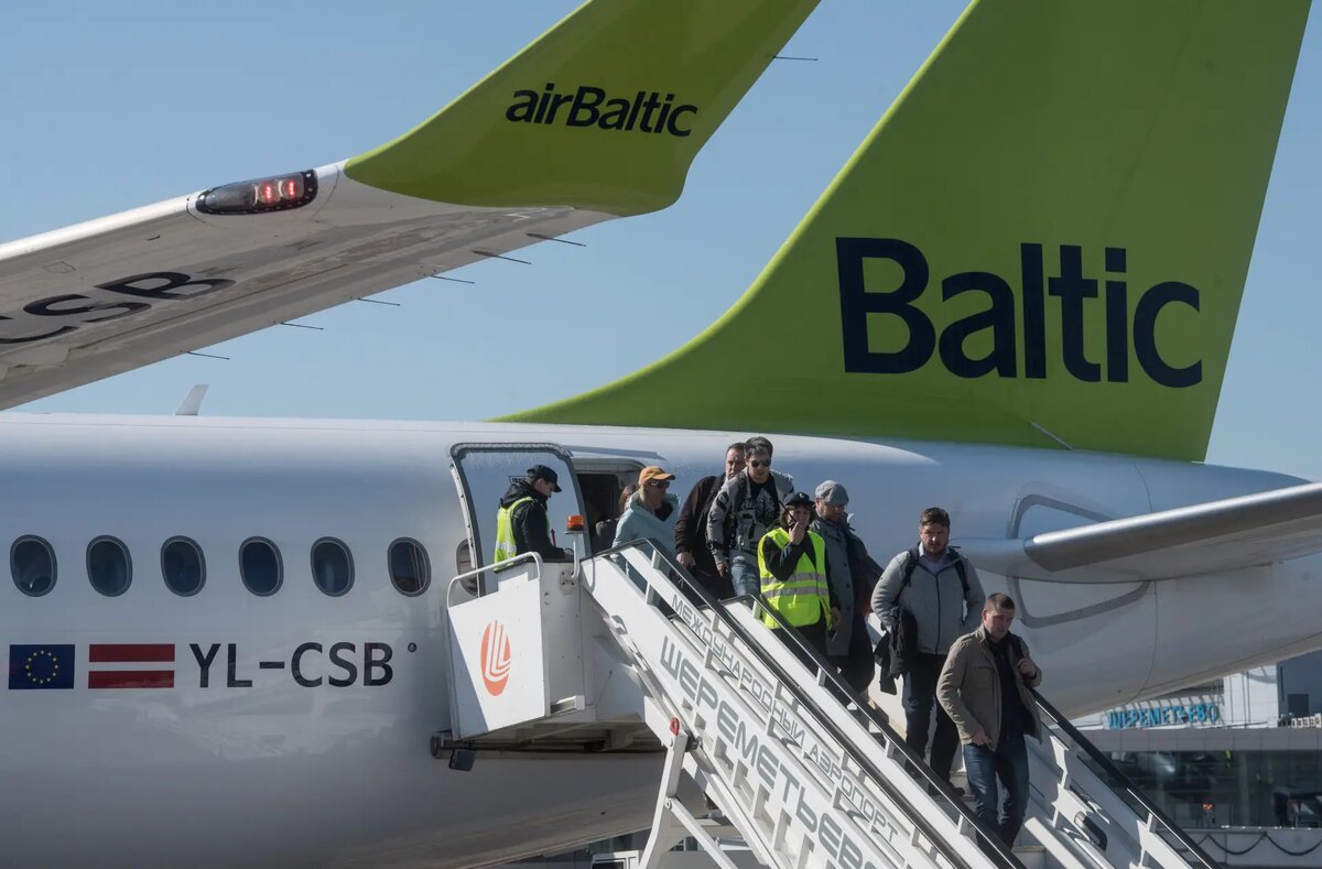     Самолет Bombardier CS300 латвийской авиакомпании airBaltic в аэропорту Шереметьево в Москве. © РИА Новости. Илья Питалев