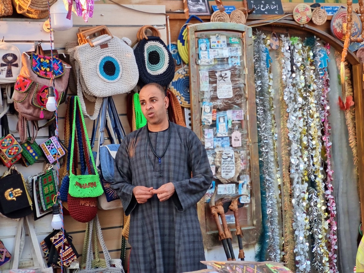 Зазывала на улице, знает свое дело- приглашает в магазин