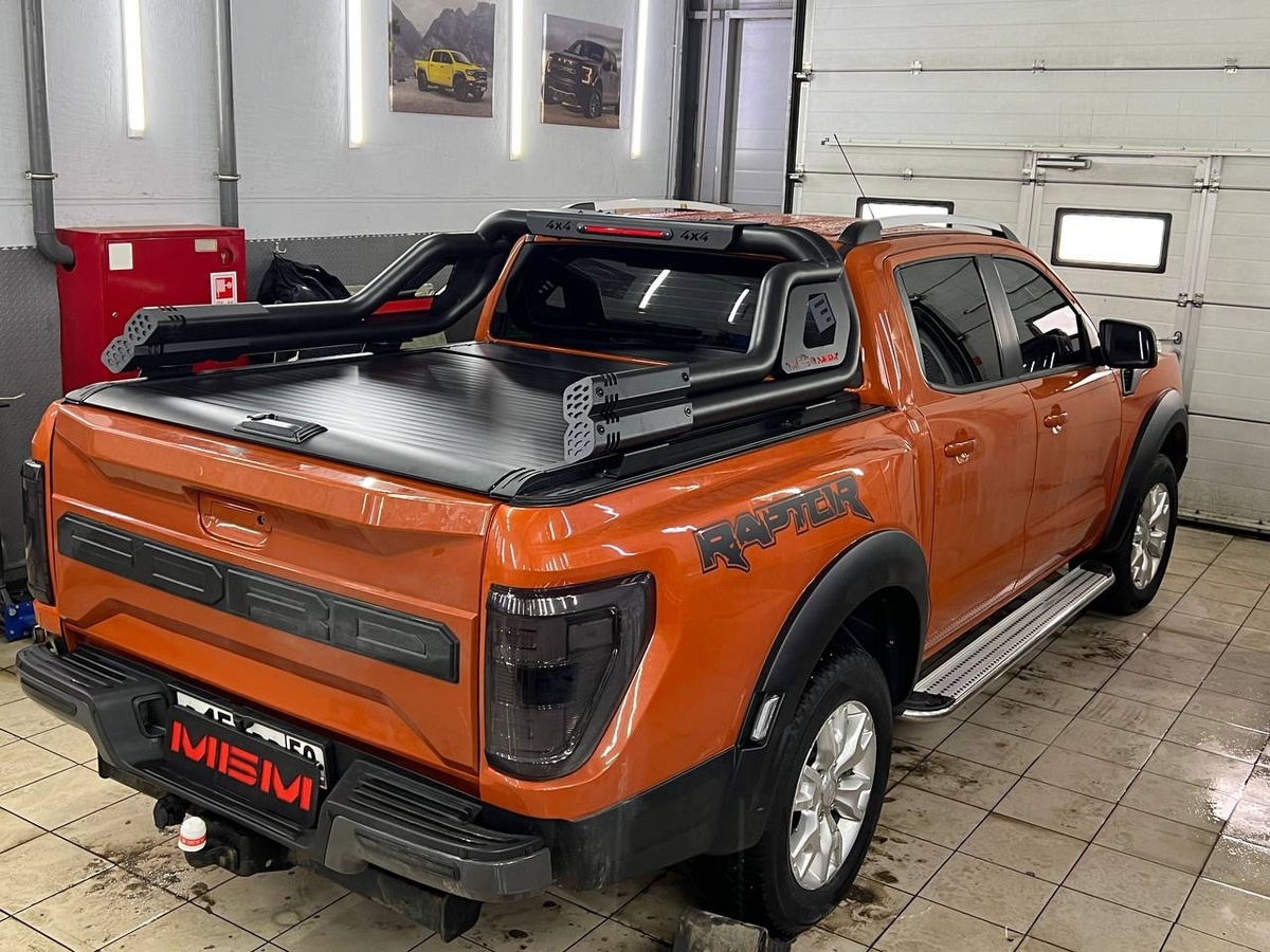 Что мы предлагаем
В нашем ассортименте — всё необходимое для тюнинга пикапов:

Роллеты (рольставни) — защищают груз от непогоды и посторонних глаз, не занимают место в кузове. Бывают механические и электрические.

Дуги безопасности — служат опорой при перевозке негабаритных грузов, площадкой для крепления доп. оборудования (света, багажников), придают кузову брутальный вид.

Крышки и кунги — герметично закрывают кузов, защищают содержимое от кражи и осадков.

Лестницы и подножки — облегчают доступ в кузов.

Дополнительное освещение — светодиодные балки и прожекторы для бездорожья.

Крепежные системы — рейки, талрепы, сетки для фиксации груза.

Аксессуары для комфорта — органайзеры, коврики, накладки на борта.

Мы не просто продаём оборудование — мы подбираем решения под задачи клиента и профессионально их устанавливаем.