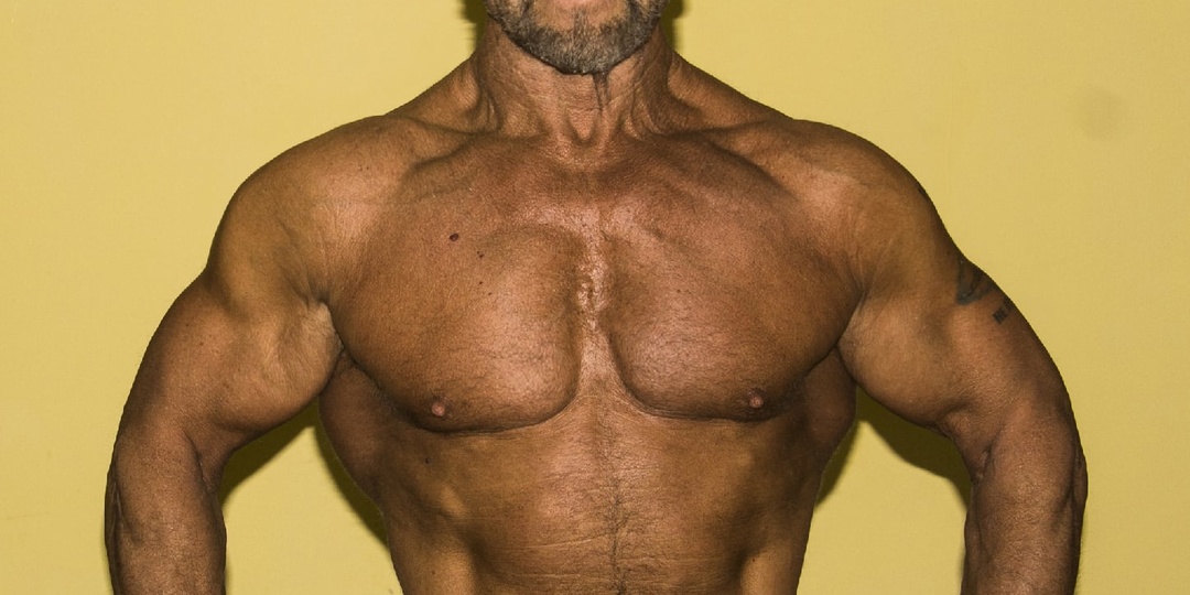 Он старше Шварценеггера на полгода: история 74-летнего тренера-бодибилдера