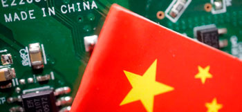 КНР активно инвестирует в полупроводниковую промышленность и переходит к локализации критически важных технологий. Помимо оборудования для производства чипов по нормам «28 нм», в Китае уже изготовлен прототип литографической установки EUV (техпроцессы «5 нм» и менее), который позволит начать выпуск функциональных чипов не позднее 2030 г.