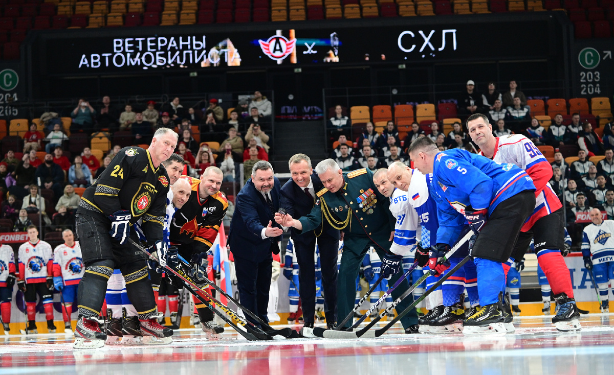 Перед гала-матчем турнира на «УГМК Арене» состоялось символическое вбрасывание. Фото: Павел Ворожцов