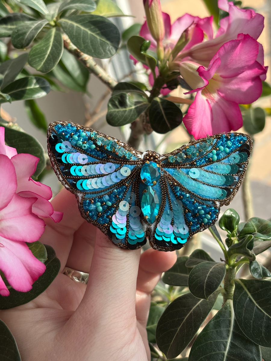 На фоне живых цветов