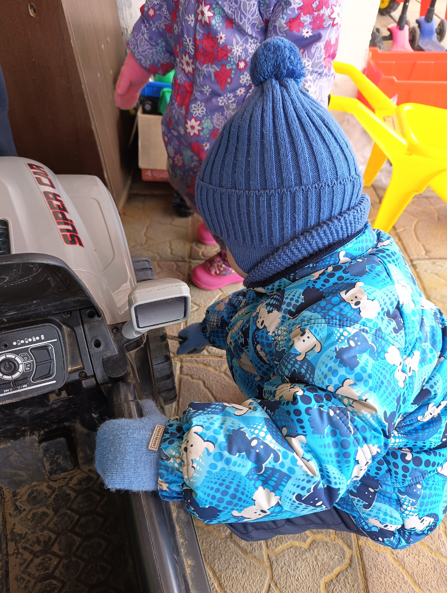 Ремонтирует