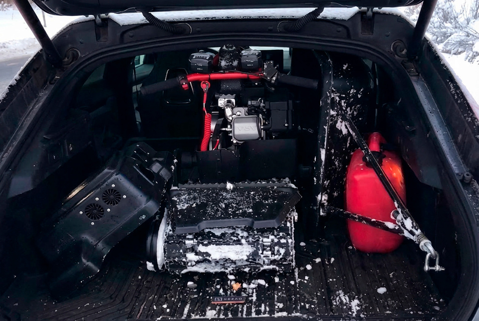 Мотосноуборд SIBMASTER 3 в багажнике семейного автомобиля