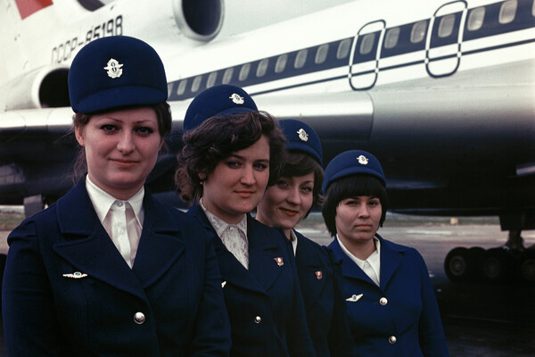    Стюардессы «Аэрофлота» позируют возле самолета Туполев Ту-154Б советских авиалиний «Аэрофлот» в аэропорту Тбилиси, Республика Грузия, СССР, 13 сентября 1985 года / Valentin Grebnev/Global Look Press