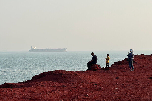 Вид на Ормузский пролив на острове Ормуз, Иран, май 2025 года / «Газета.Ru»   📷