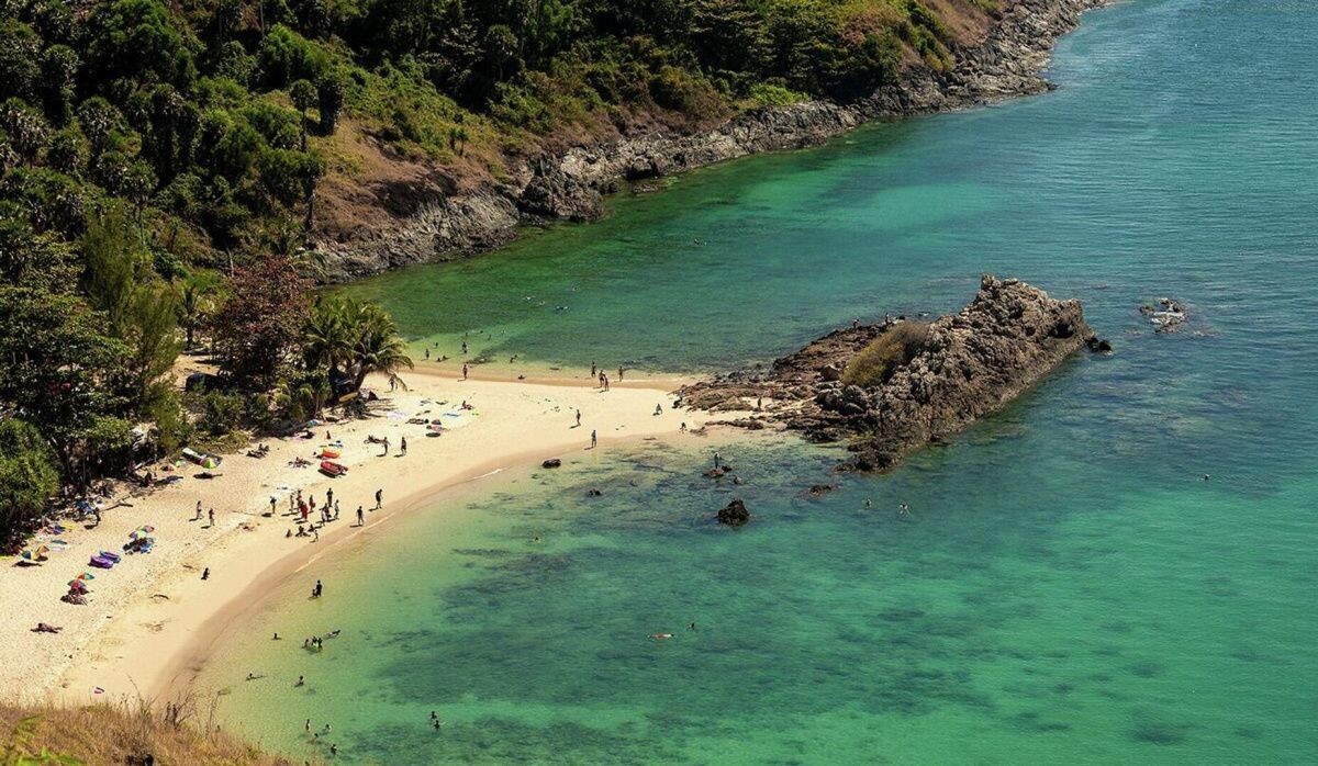     Пляж Януи в Пхукете. Источник: phuket@photographer.net Автор фото: CC BY 2.0 / Water and reefs of Ya Nui beach, Phuket island, Thailand