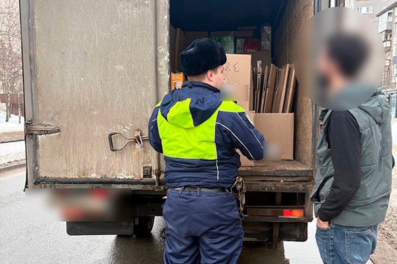    Машину остановил наряд ДПС.