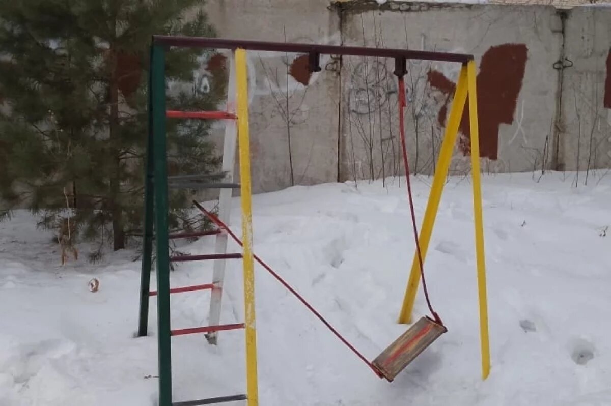    С этой качели упала 14-летняя Альмена