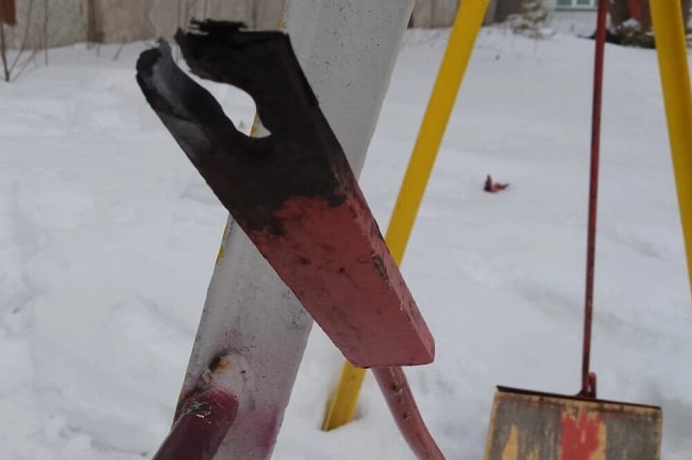    Качели сломались, когда 14-летняя ребёнок-инвалид сидела на них. Фото: Предоставлено героем публикации