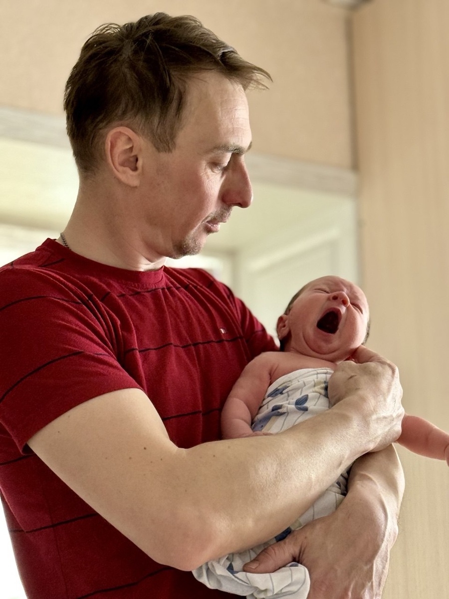 Кира не плачет, Кира зевает.