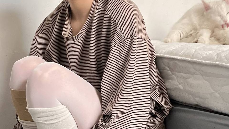 Очень весенний мини-альбом вышел у фактурной уральской артистки Размаха, да такой разный, что там и Дин Блант вспоминается, и Агузарова.