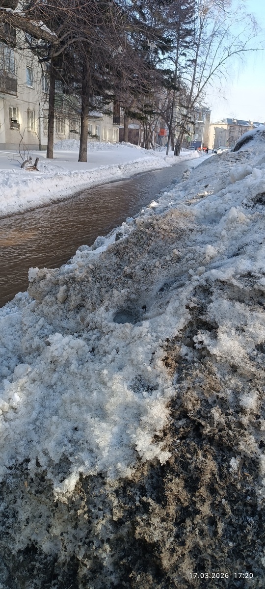 Не знаю, понятно ли по фото, но по всему тротуару льется бурная река. Прорыв трубы. Где-то на просторах моего города. Фотография автора, март 2026 года. 