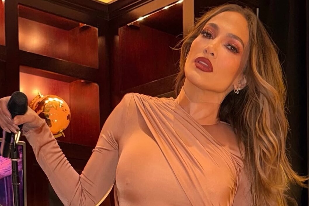     «Шоу заканчивается»: Дженнифер Лопес в «голом» мини-платье снялась в провокационной позе