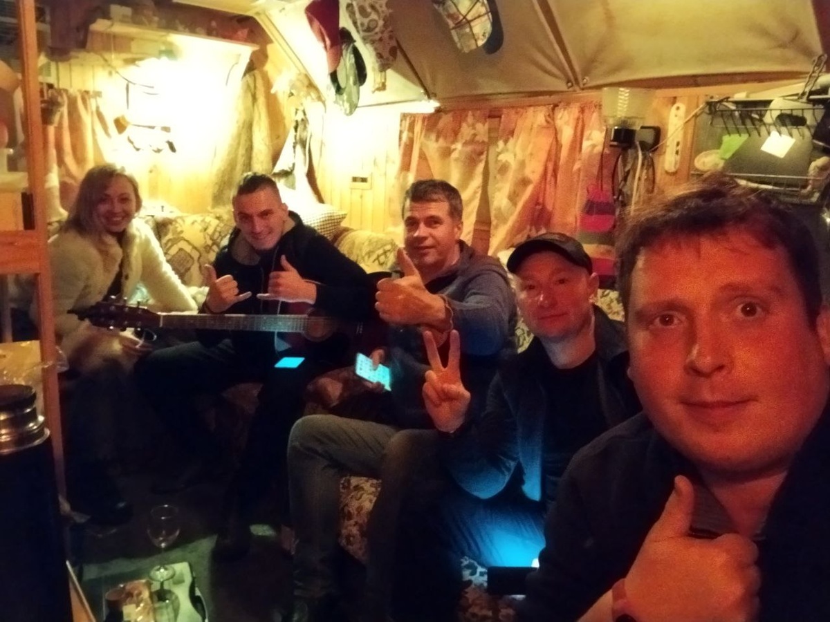 В кунге поем песни под гитару с друзьями усадьбы