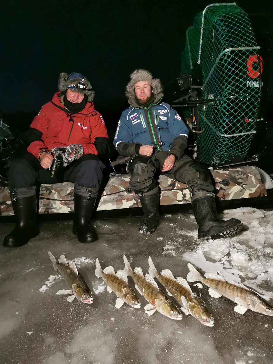 Аэролодка на Оке, два рыбака с уловом после рыбалки в Подмосковье