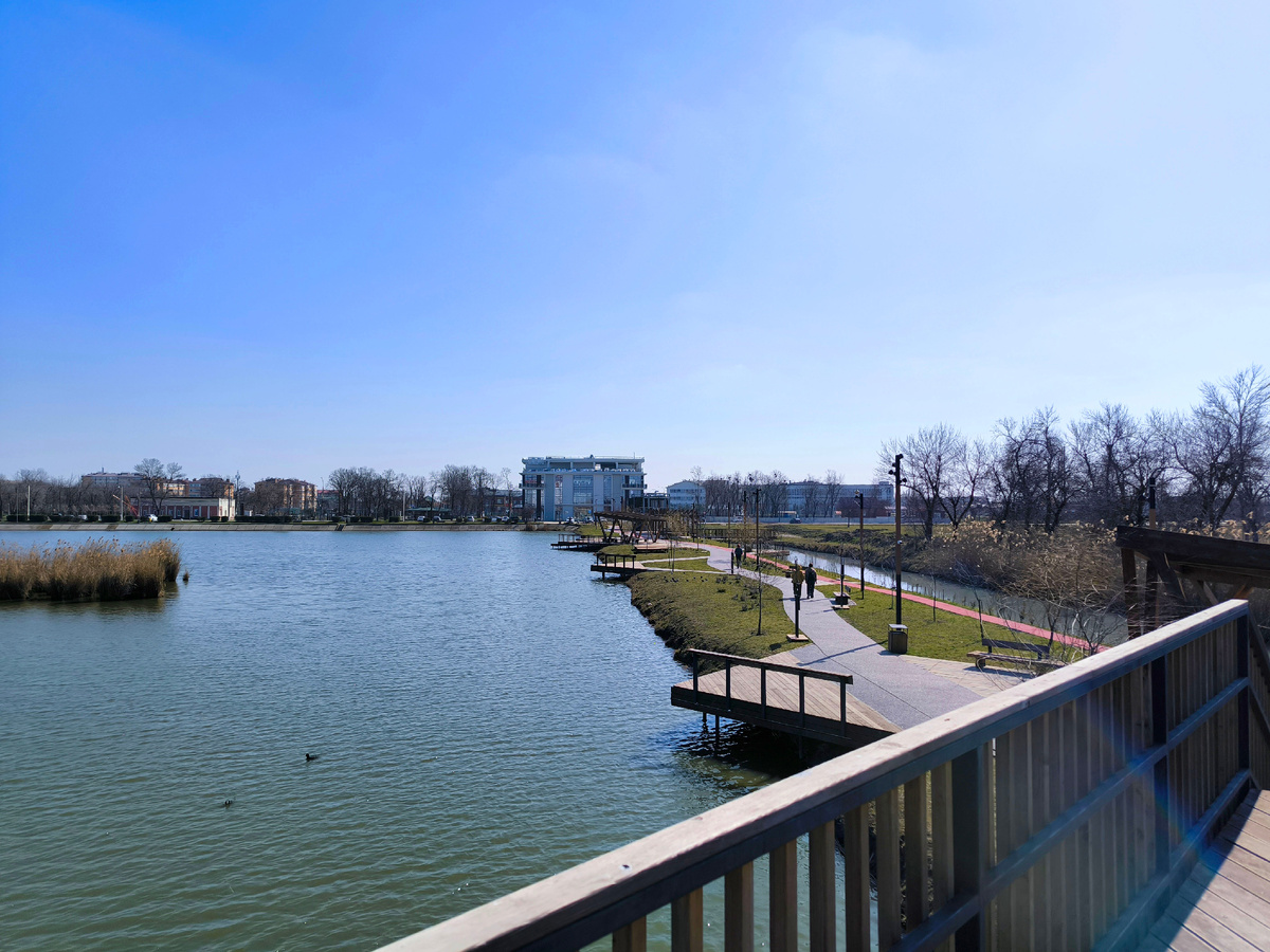 В галерее дальше  - фото пирсов и зон отдыха 