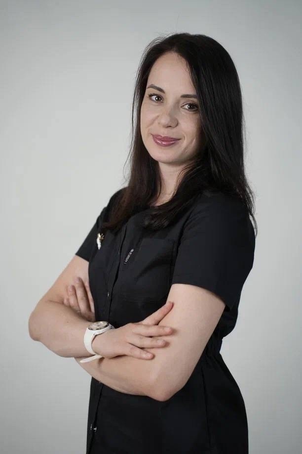 Многие люди мечтают о "голливудской" улыбке, поэтому прибегают к бюджетным средствам, покупая отбеливающие полоски, гели или каппы на популярных маркетплейсах. Заведующая терапевтическим отделением №2 Консультативной стоматологической поликлиники СГМУ имени В.И. Разумовского Екатерина Савина предупреждает: прежде чем приобретать такие средства, стоит задуматься о возможных последствиях.   
 
 Чаще всего домашние системы отбеливания содержат агрессивные вещества, которые наносят вред эмали и деснам. В дешевые средства добавляют формальдегиды и тяжелые металлы, которые могут вызвать аллергию и даже повлиять на нервную систему.📷
