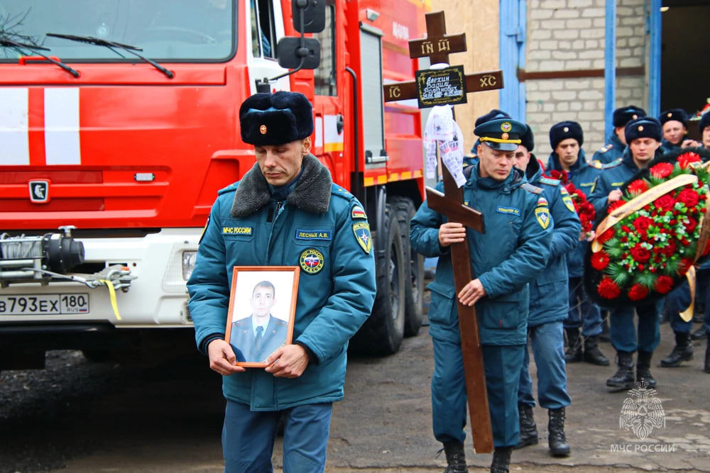 За недолгую жизнь Вадим ликвидировал сотни пожаров /Фото: сайт ГУ МЧС России по ДНР