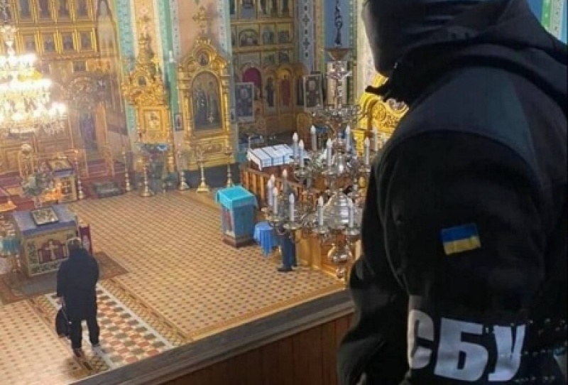    Зеленский подписал закон, запрещающий дискриминацию по религиозным убеждениям. Но преследования УПЦ продолжаются