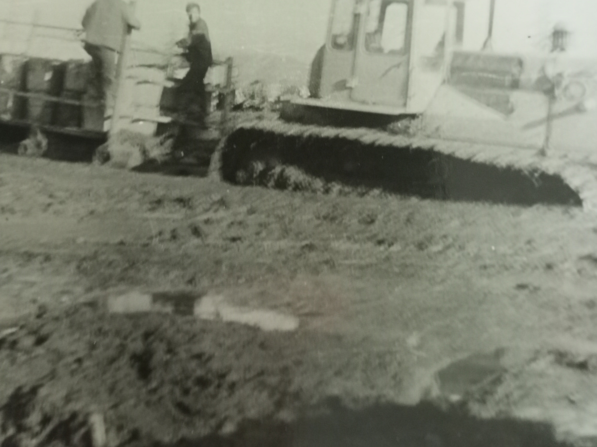 Транспортировка проб с буровой на  промывочную установку.