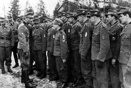 Генерал Дитль общается со своими горными егерями.