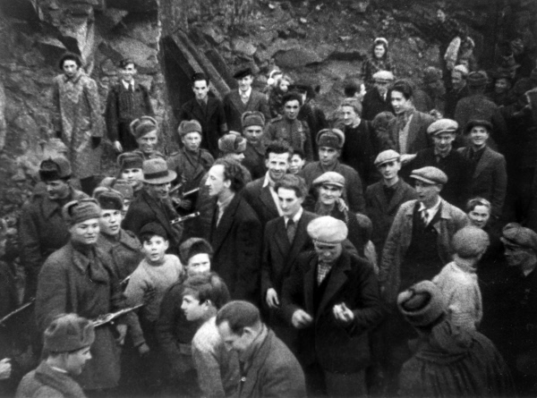 
Бойцы Красной Армии и жители Киркенеса, скрывавшиеся на руднике. 1944 год, Карельский фронт.