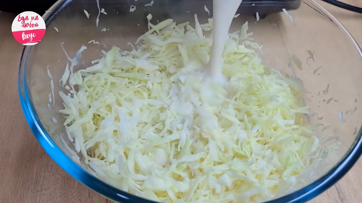 нашинкованную капуста в миске, заливаем горячим молоком