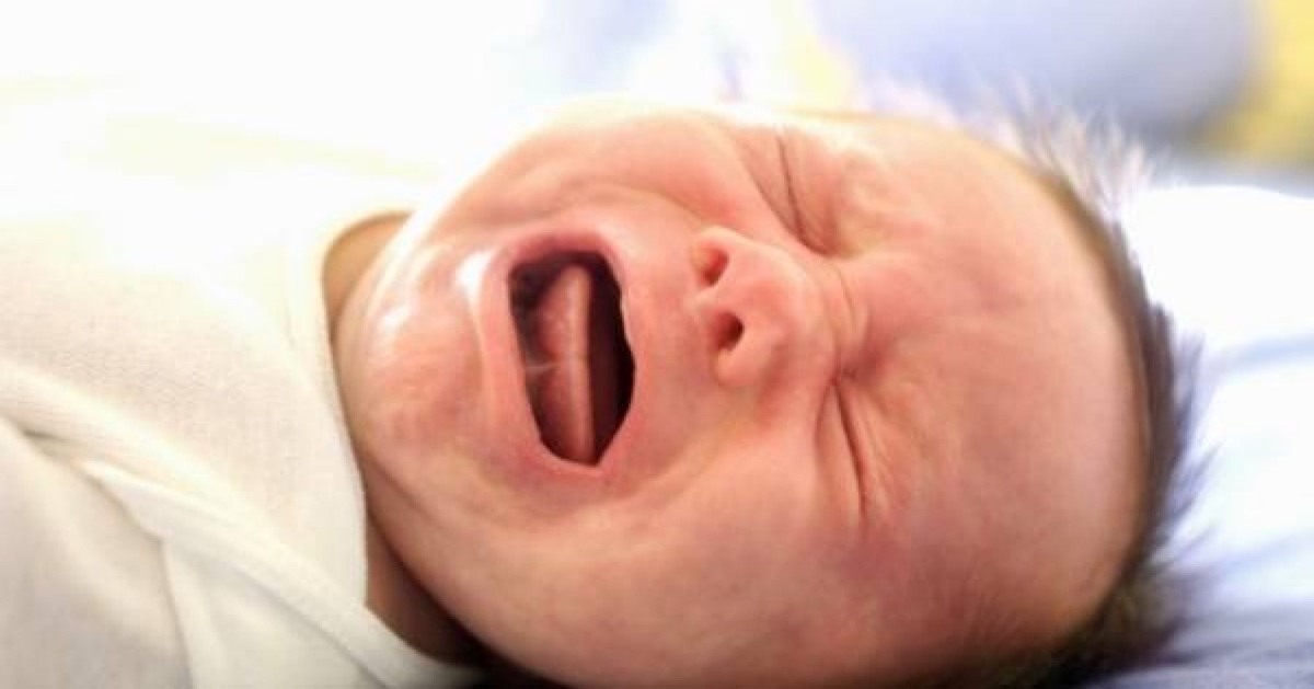 Что делать, новорожденный ребенок плачет