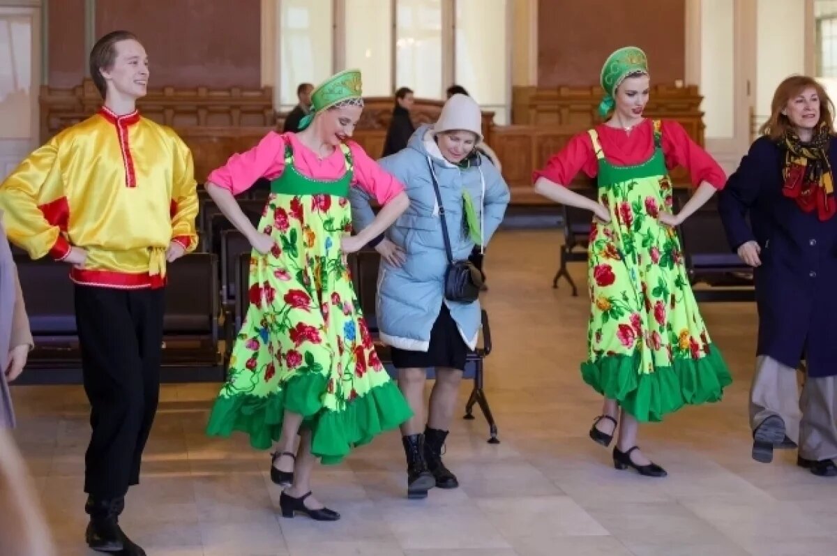    На Витебском вокзале прохожие станцевали с артистами «Калинку»