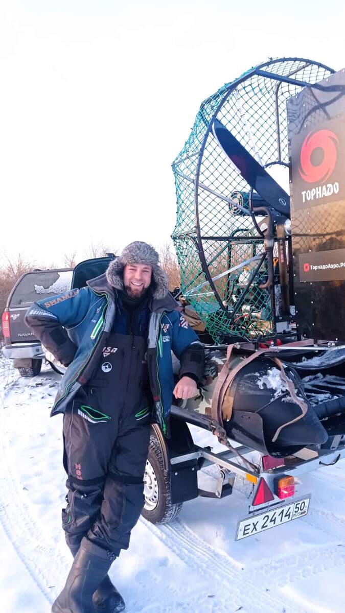 Рыбак у воды рядом с загородным отелем на берегу Оки