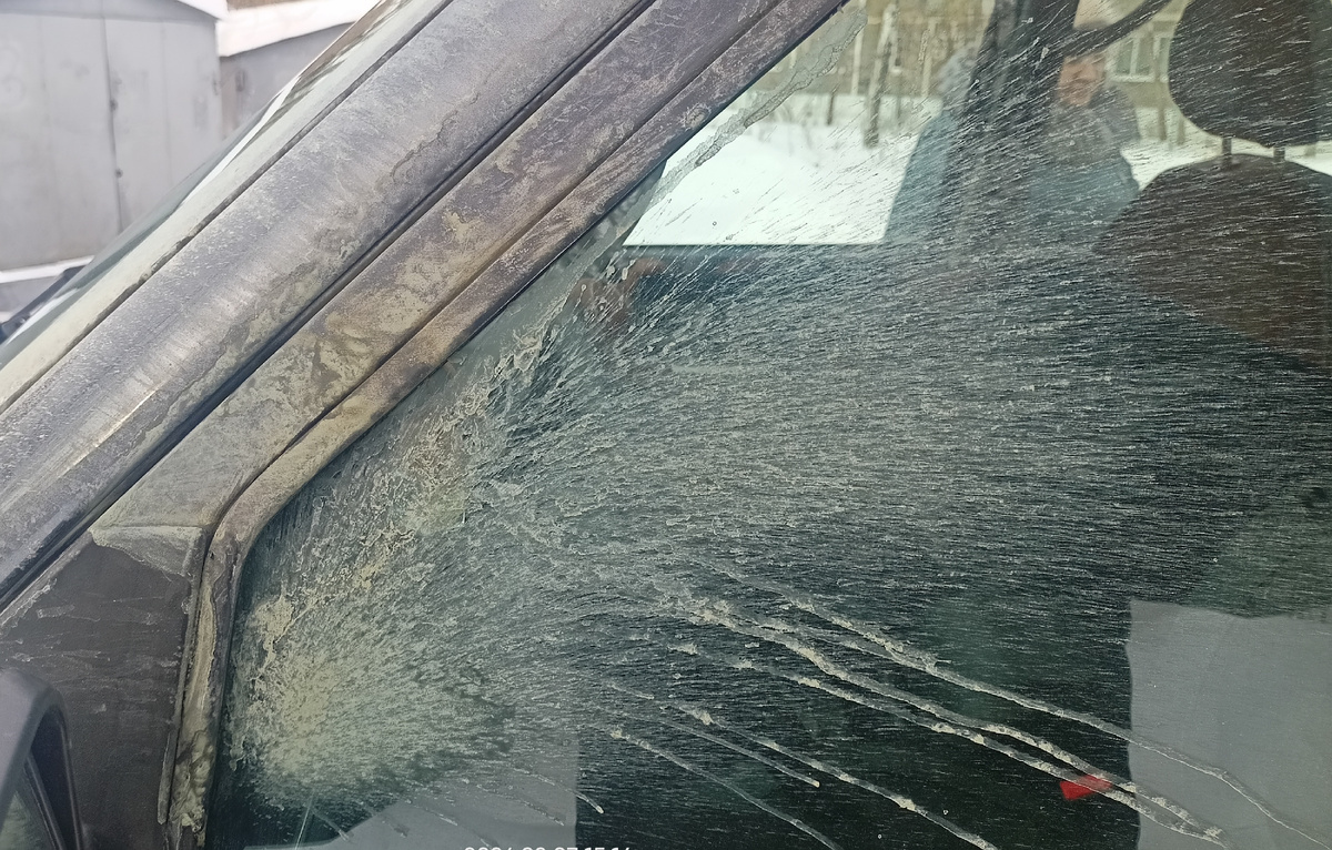 Грязь с лобового стекла скидывается дворниками в лево и стекает на стекло водительской двери перекрывая зеркало заднего вида.