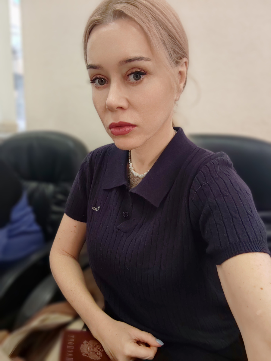 Я веду блог на Дзене и являюсь зарегистрированным предпринимателем. На этом фото я жду очередного заседания суда по иску ко мне со стороны Вайлдберрис.