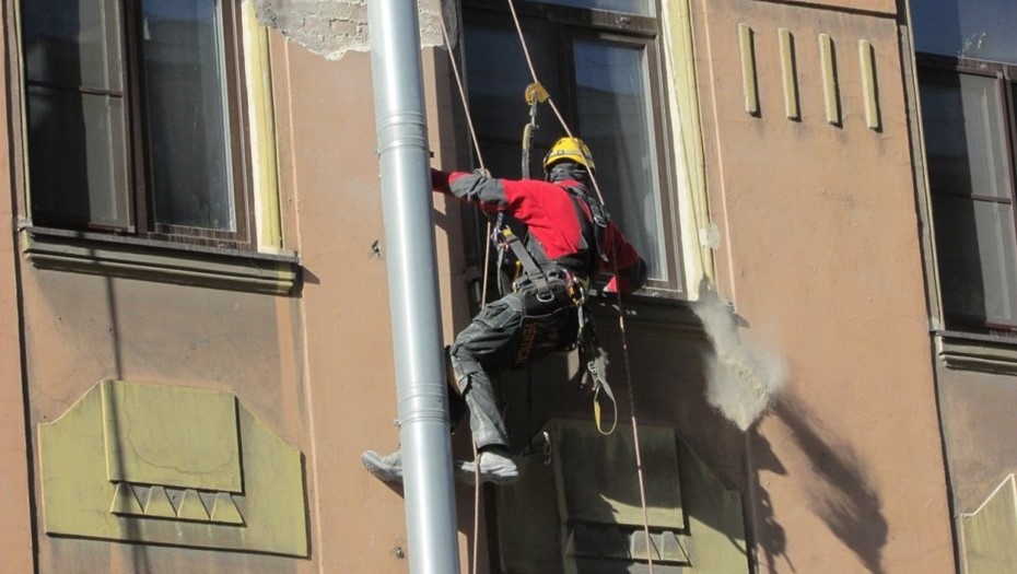    На дореволюционном доме на Нарвском проспекте сбивают облицовку с "кабанчиком" Автор фото: t.me/save_spb