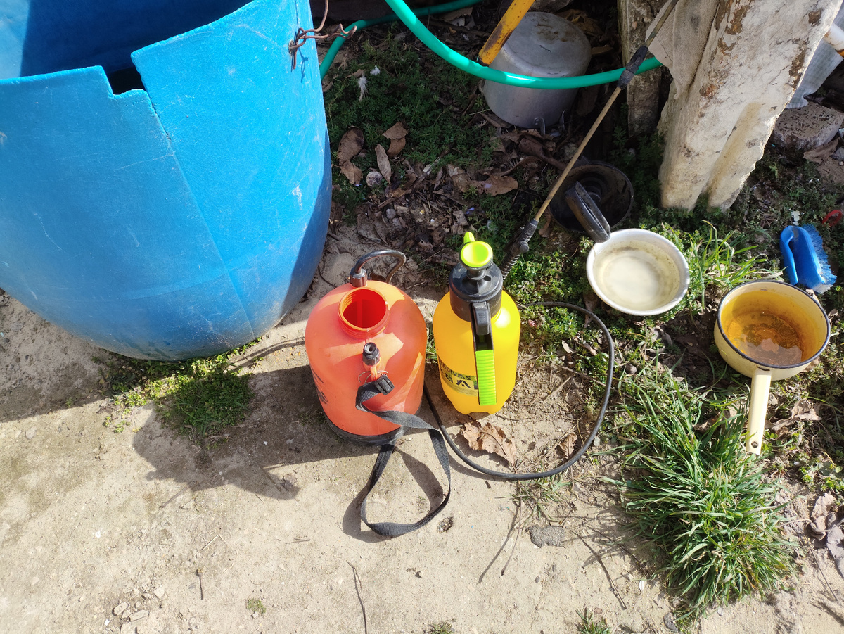 Старый большой оранжевый, новый желтенький.