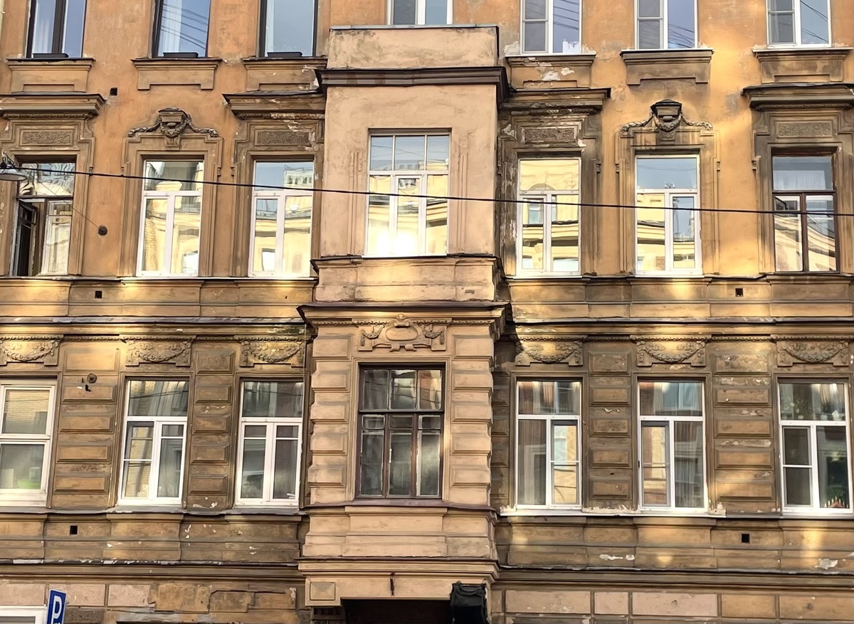 Декор на фасаде скромный, но изящный