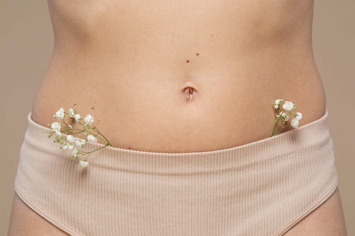 Иногда у женщины есть овуляция, нормальный гормональный фон и регулярный цикл, но беременность всё равно не наступает. Одной из возможных причин может быть трубный фактор. При этом долгое время никаких симптомов может не быть, что затрудняет раннюю диагностику.