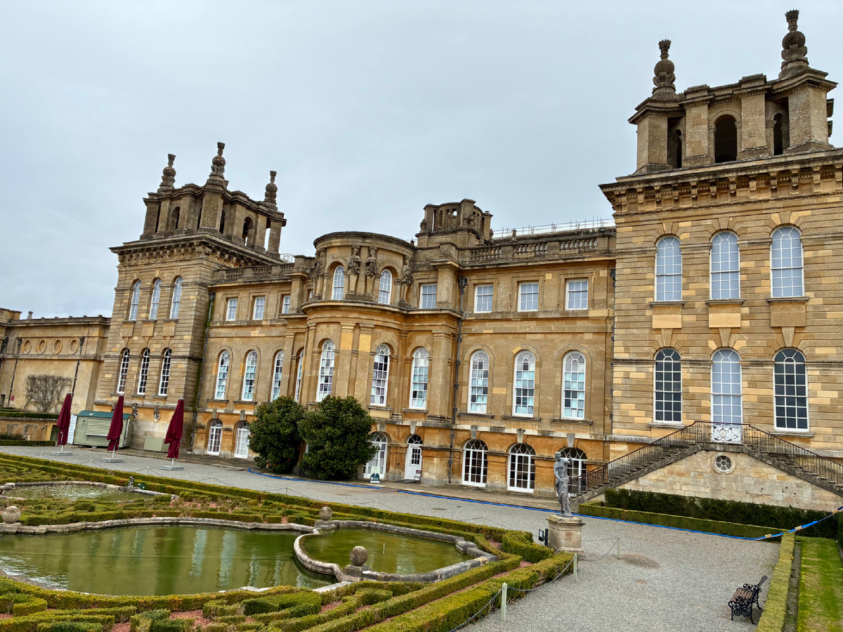 Один из фасадов Бленхеймского дворца с выходом на южную лужайку. Фото из личного архива