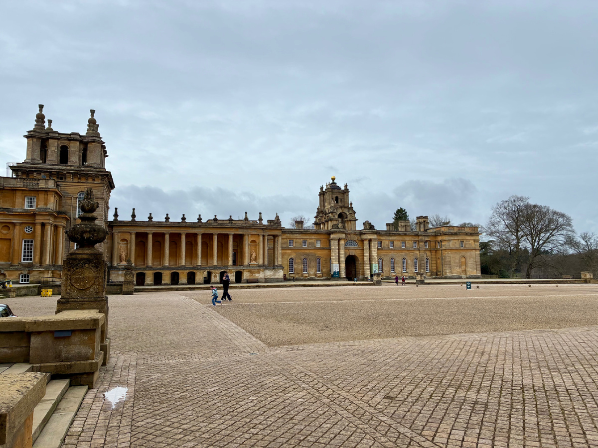 Главный двор Бленхеймского дворца с видом на западное крыло. Фото из личного архива