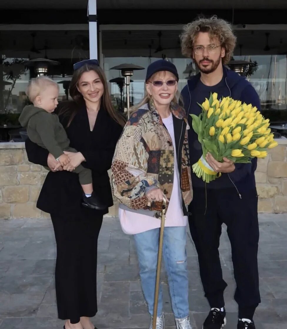 Алла Пугачева и Максим Галкин с поклонниками, фото: соцсети