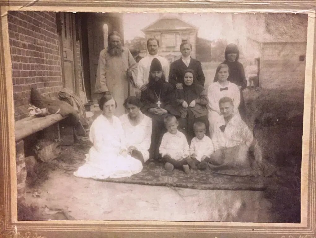 Рядом со священником в чёрной одежде Матронушка