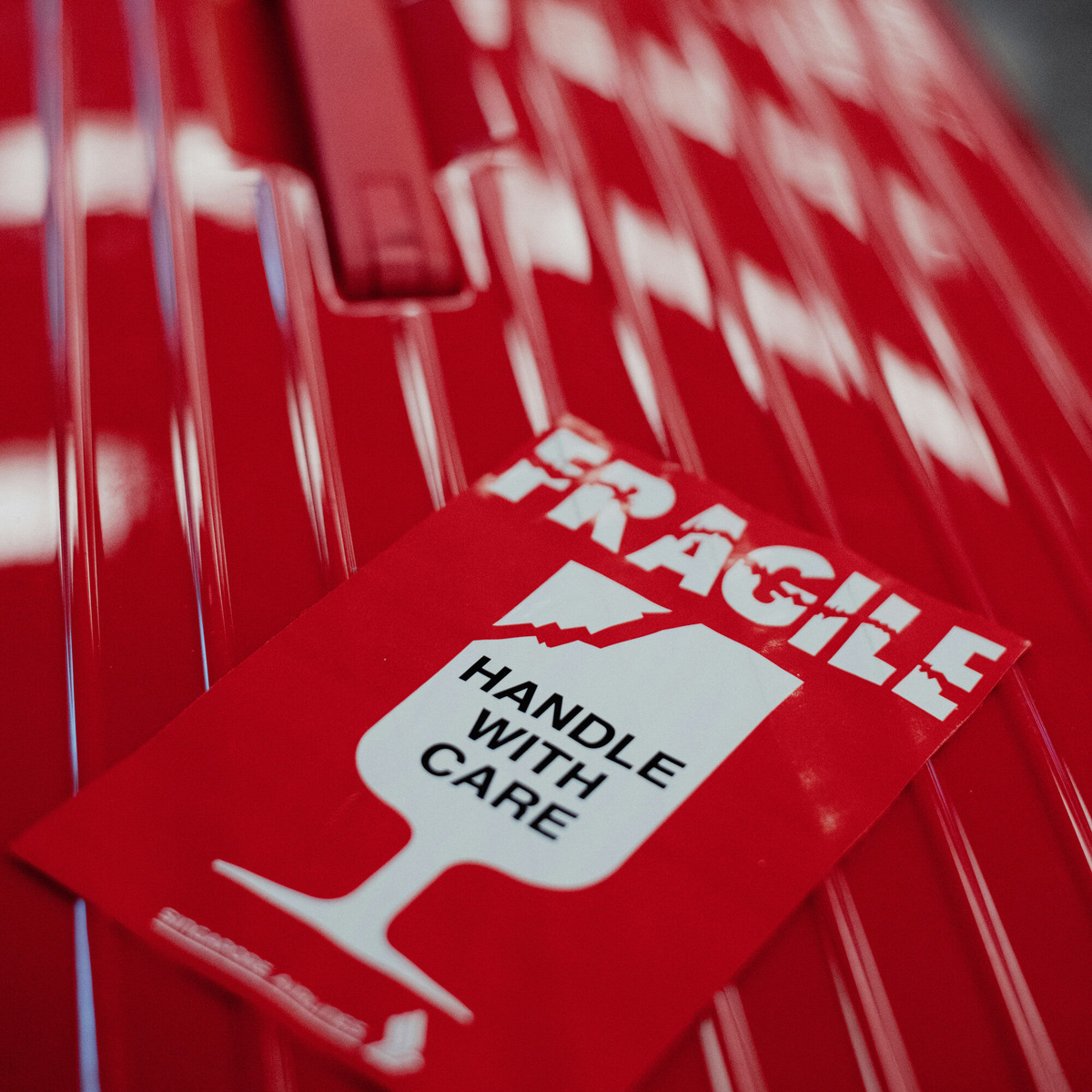 Некоторые сувениры, например бутылки объёмом больше 100 миллилитров, в салон взять нельзя — их придётся сдавать в багаж. В таком случае на стойке регистрации попросите наклеить на чемодан пометку «Хрупкий багаж». 🧳 Фото: Bao Menglong / Unsplash